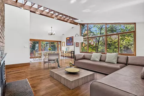 714 Ladd Rd, New York, NY 10471