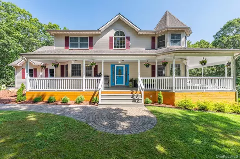 15 Douglas Ln, Manorville, NY 11949
