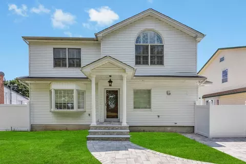 32 Cornell Ave, Hicksville, NY 11801