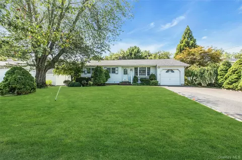 10 Lucille Dr, Sayville, NY 11782
