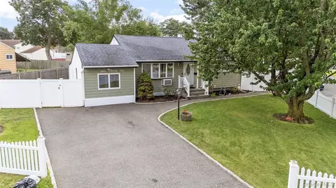 495 Jefferson Ave, Brentwood, NY 11717