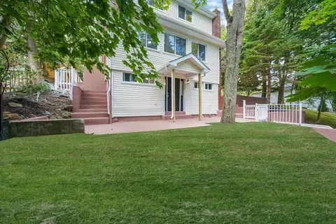 82 Sunburst Dr, Rocky Point, NY 11778