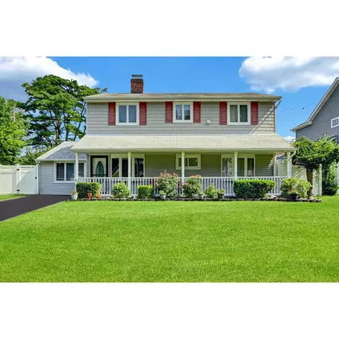 95 Winter Ln, Hicksville, NY 11801