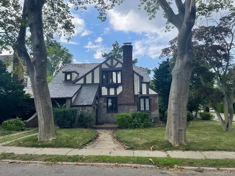 146 Malverne Ave, Malverne, NY 11565
