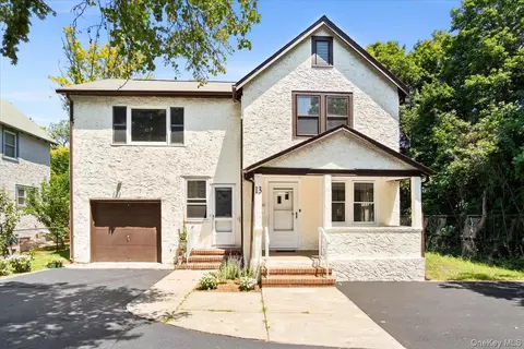 13 Potters Ct, North Hempstead, NY 11024