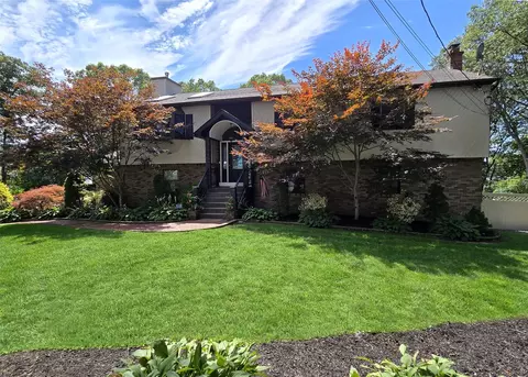 10 Canoe Pl, Ronkonkoma, NY 11779