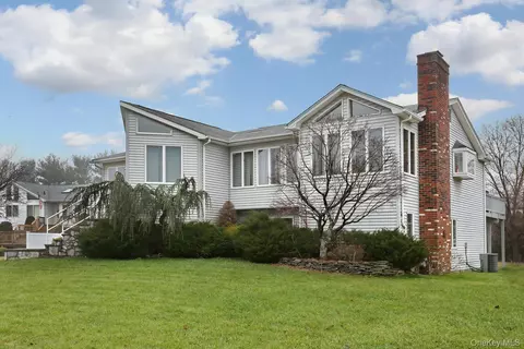 40 Yale Dr, Clarkstown, NY 10956