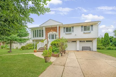 52 North Dr, North Hempstead, NY 11040
