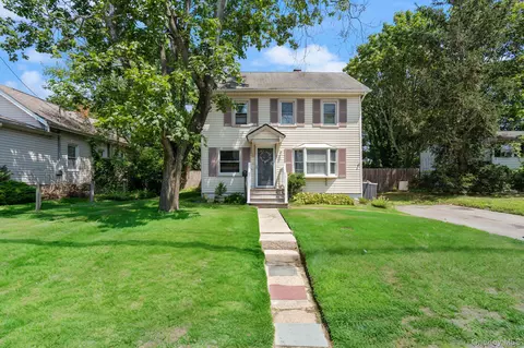 15 Bridge Ave, Patchogue, NY 11772