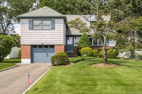19 Parkview Cir, Bethpage, NY 11714