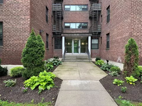 75-25 210 St #4L, Oakland Gardens, NY 11364