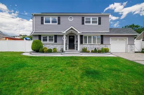 55 W Walnut St, South Farmingdale, NY 11735