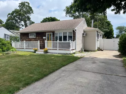 9 Tulip Ave, Oakdale, NY 11769