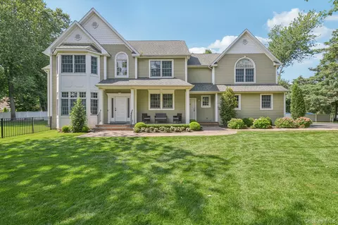 561 Pulaski Rd, Kings Park, NY 11754