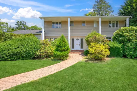 10 Flamingo Rd, North Hempstead, NY 11576