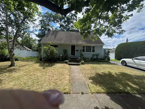 20 Hemlock Dr, Farmingdale, NY 11735