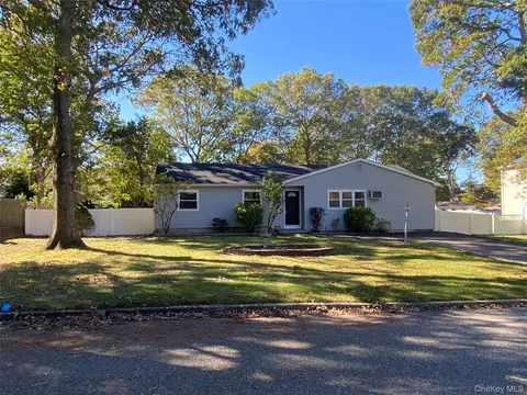 7 Filmore Ave, Coram, NY 11727