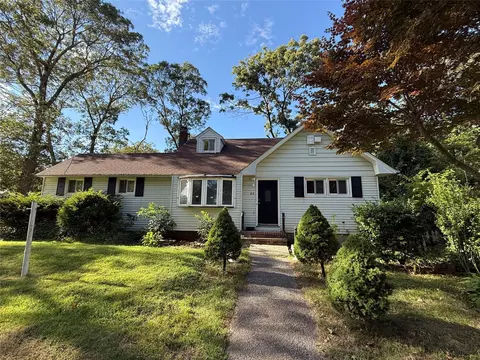83 Smith Ln, Medford, NY 11763