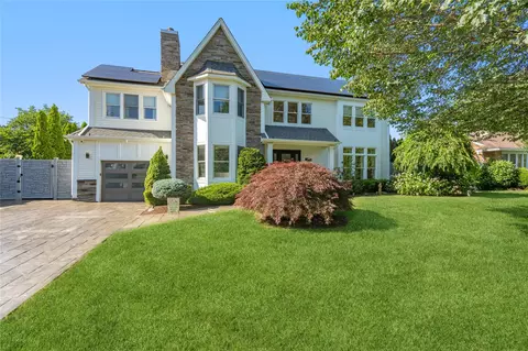 11 Jerry Ln, Glen Cove, NY 11542