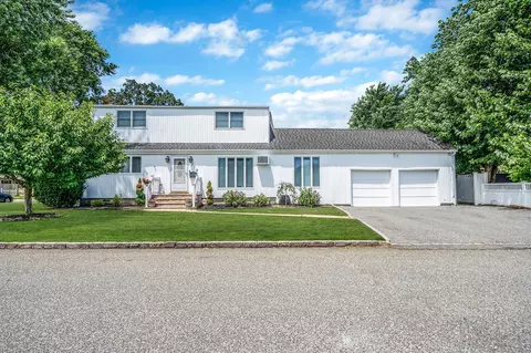 318 2nd Ave, Lindenhurst, NY 11757