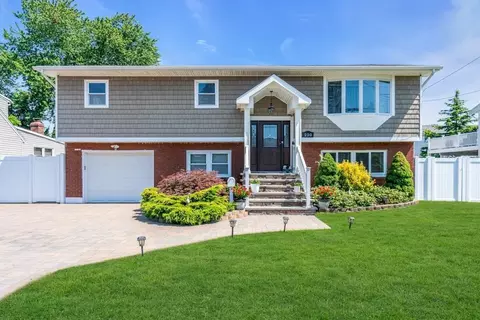 220 33rd St, Lindenhurst, NY 11757