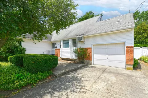 834 Orbit Ln, Uniondale, NY 11553