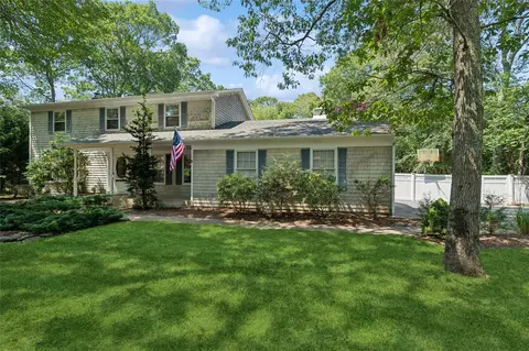 21 Windwood Ct, Westhampton, NY 11977
