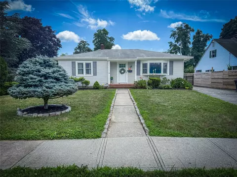 21 Duryea St, Riverhead, NY 11901 photo 1