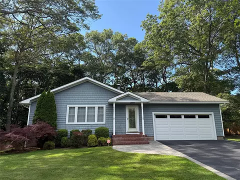 17 E Moriches Blvd, East Moriches, NY 11940