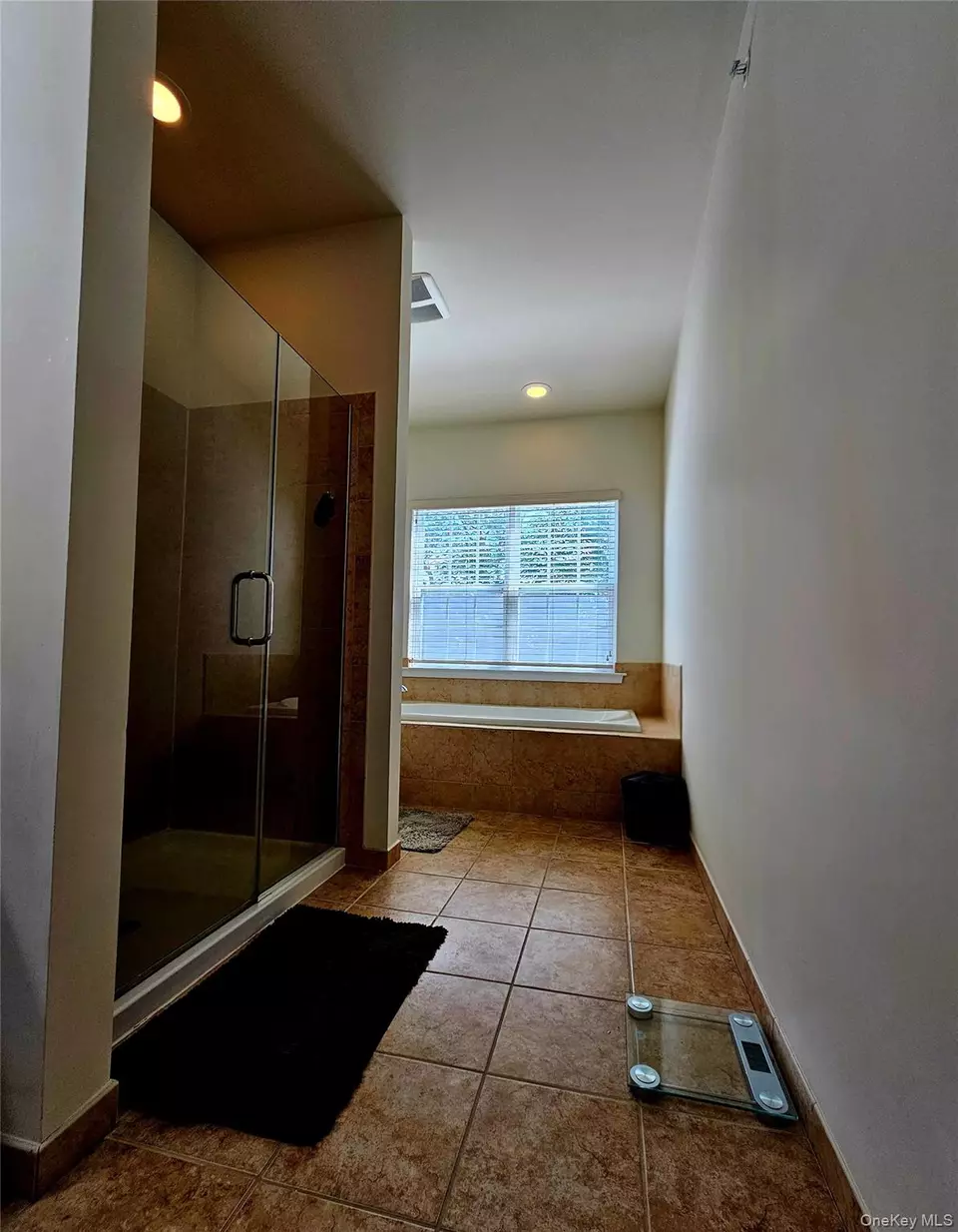 Bath - 124 Wildwood Cir, Holtsville, NY 11742 photo 2 of 4