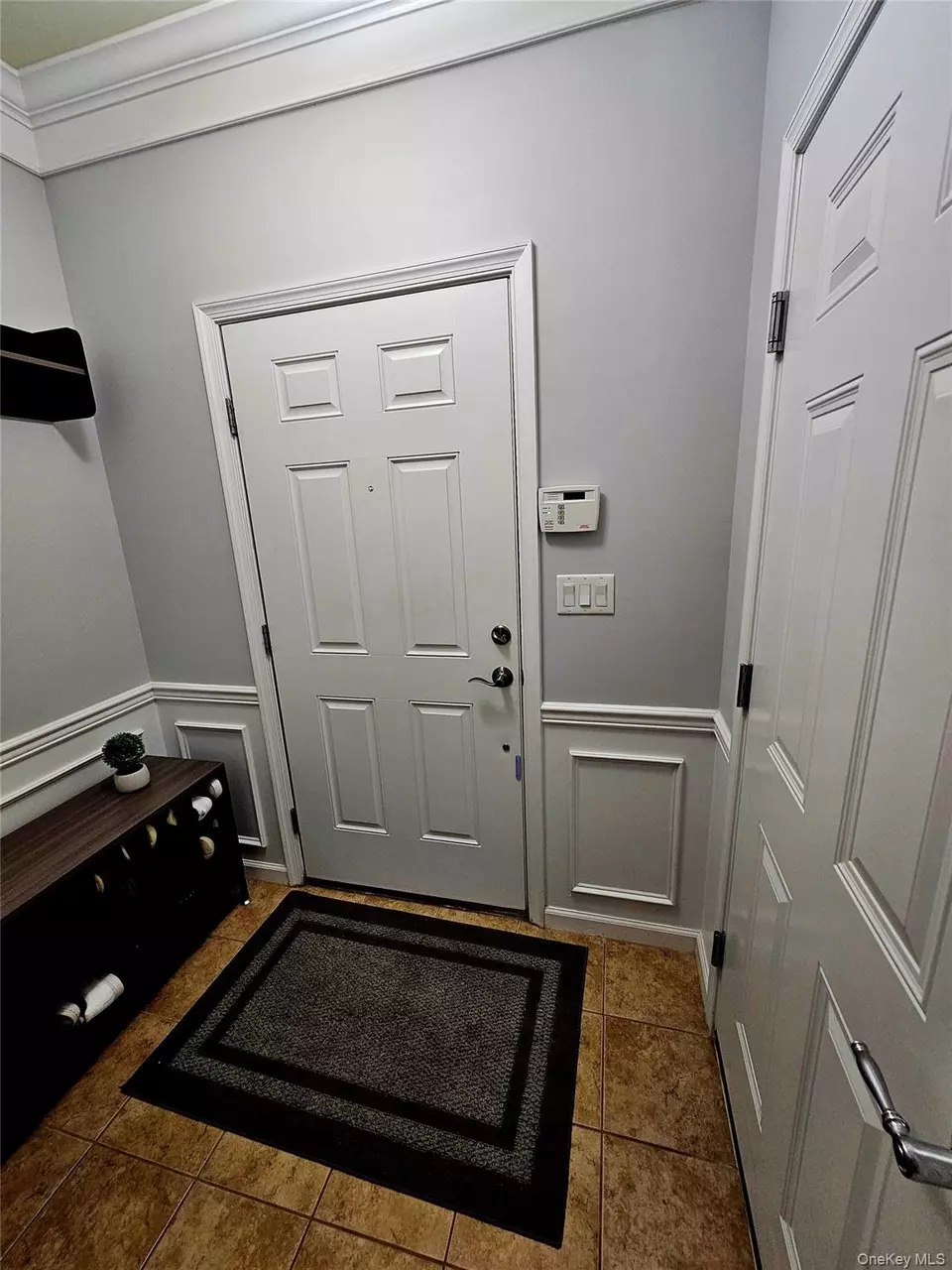 Entry Way - 124 Wildwood Cir, Holtsville, NY 11742 photo 3 of 4