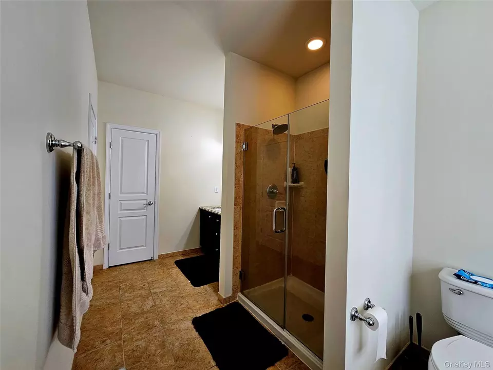 Bath - 124 Wildwood Cir, Holtsville, NY 11742 photo 3 of 4