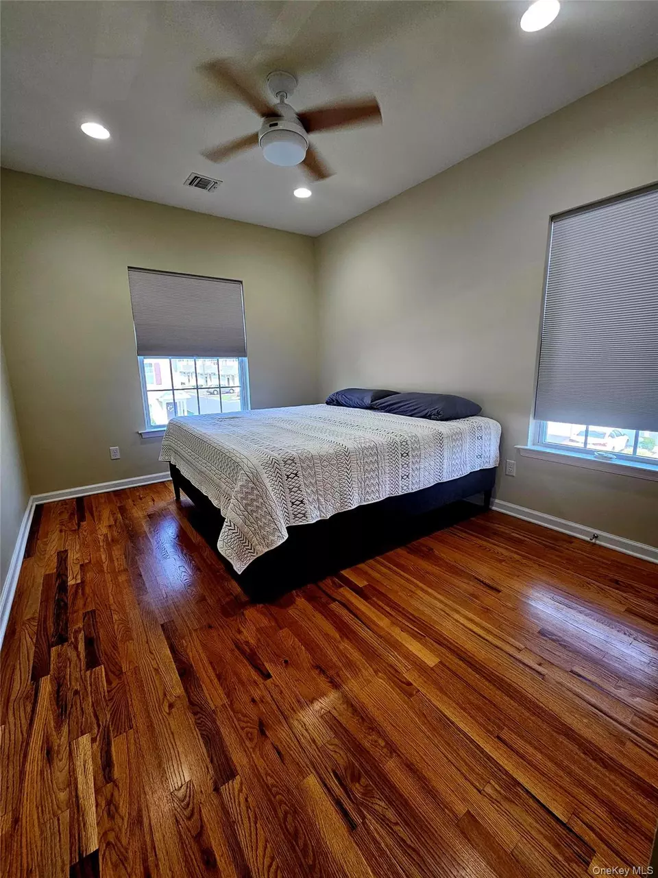 Bedroom - 124 Wildwood Cir, Holtsville, NY 11742 photo 2 of 6