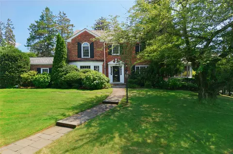 68 Payne Whitney Ln, North Hempstead, NY 11030