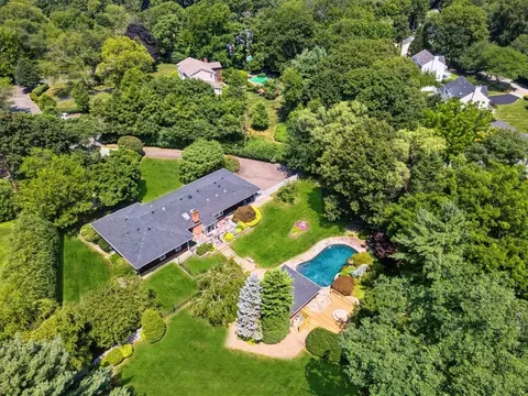 3 Squadron Ct, Cold Spring Harbor, NY 11724