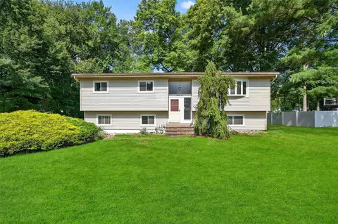 22 Preakness Ln, Clarkstown, NY 10956