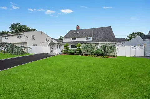 43 W Cabot Ln, North Hempstead, NY 11590
