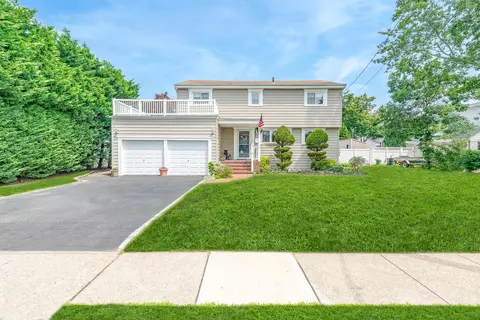 49 Iroquois St E, Massapequa, NY 11758