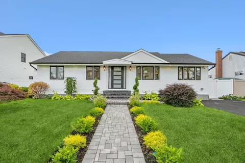 31 Kalda Ln, Plainview, NY 11803