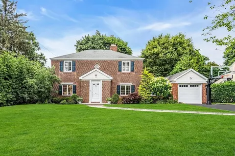 63 Hilltop Dr, North Hempstead, NY 11030