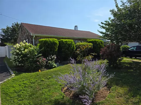 8 Reading Ln, Bethpage, NY 11714