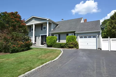 199 Ballad Cir, Holbrook, NY 11741