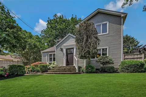 95 Kelsey Ave, Huntington Station, NY 11746