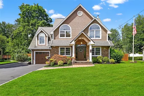 13 Villa Dr, Nanuet, NY 10954