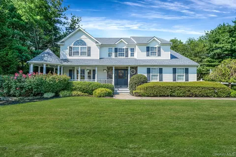 16 Laura Ct, Mount Sinai, NY 11766