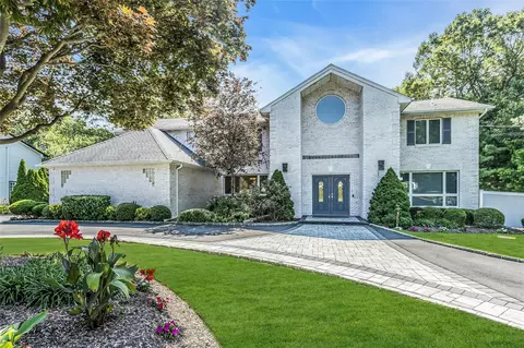 19 Susan Ln, Dix Hills, NY 11746