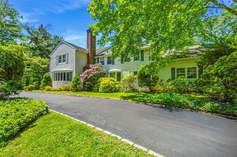 9 Cherry Ln, Glen Head, NY 11545
