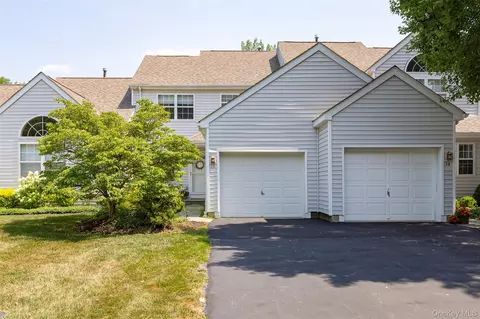 75 Muirfield Ct, Poughkeepsie, NY 12603
