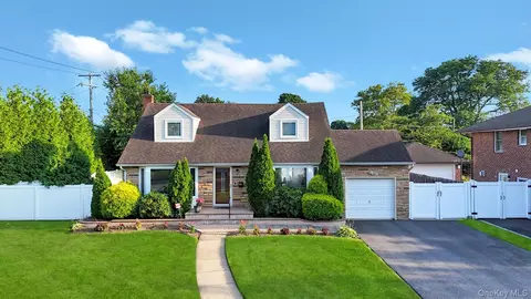 115 Birchwood Park Dr, Syosset, NY 11791