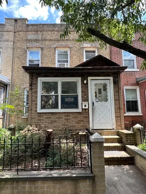 30-71 37th St, New York, NY 11103